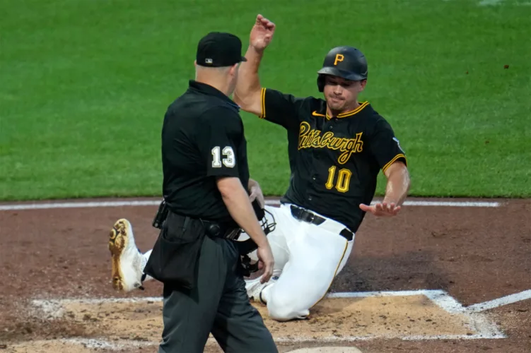 Pirates survive wild finish as error seals win over Giants in 9th inning